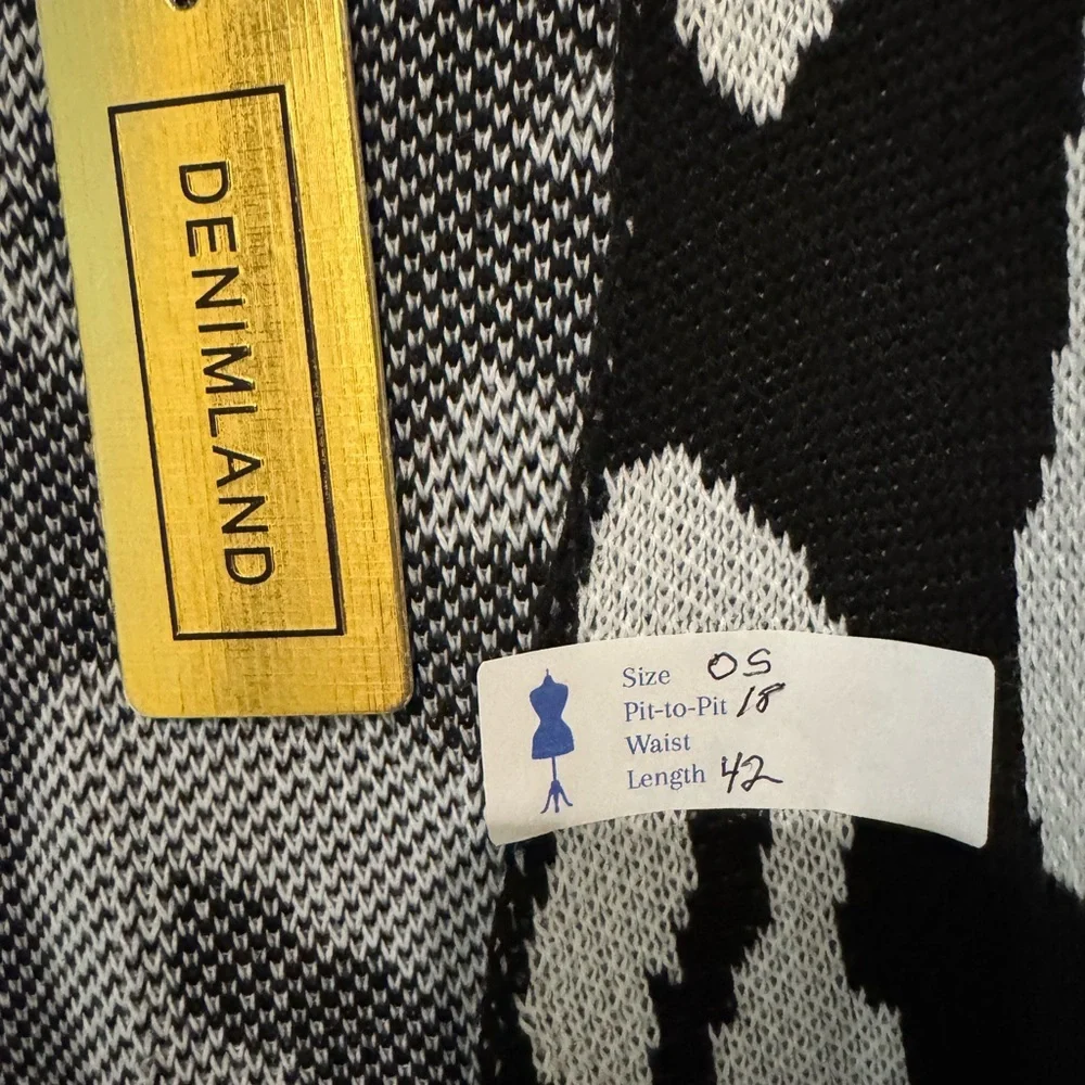 Chic Black and White Patterned Cardigan - Picture 3 of 4